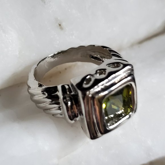 Vintage Silver Ring with Green Gemstone - Picture 5 of 5